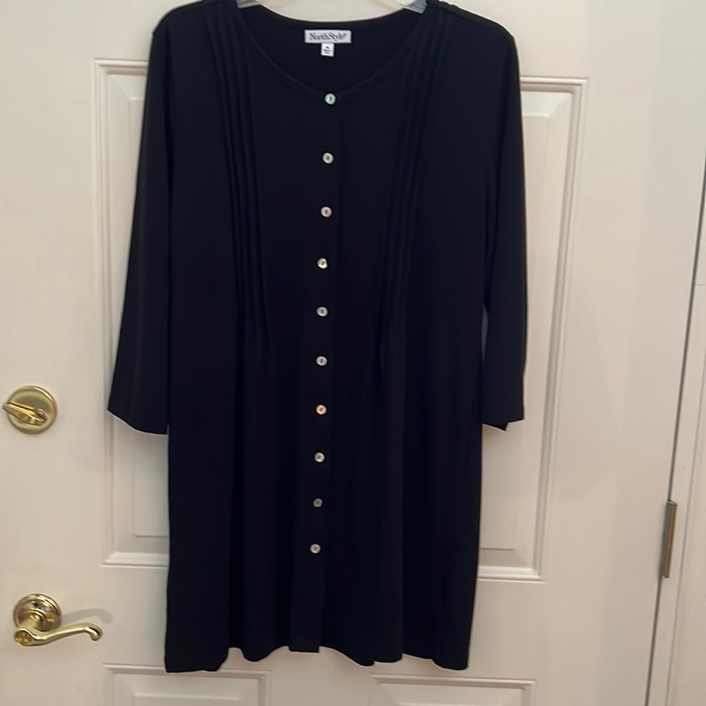 NorthStyle Women’s Black Button-Front 3/4 Sleeve Tunic. Size: Medium